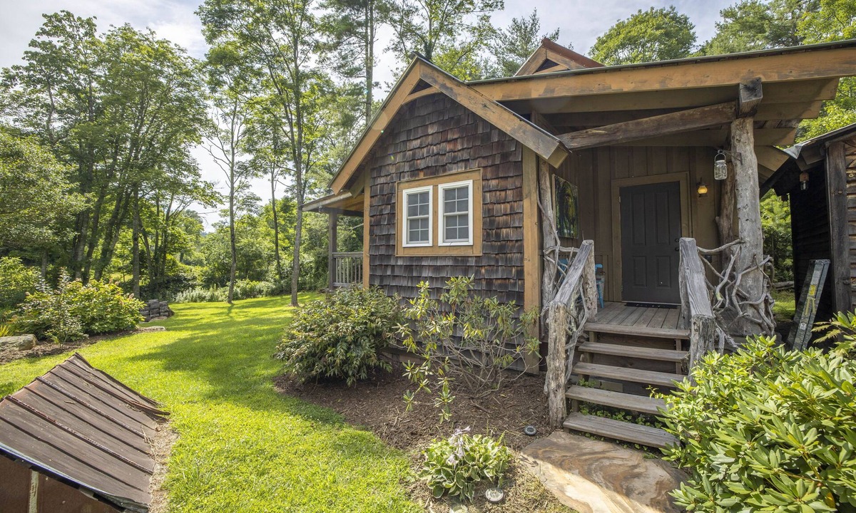 Glenville Cabin | Charming Cottage - 5 minutes from Lake Glenville