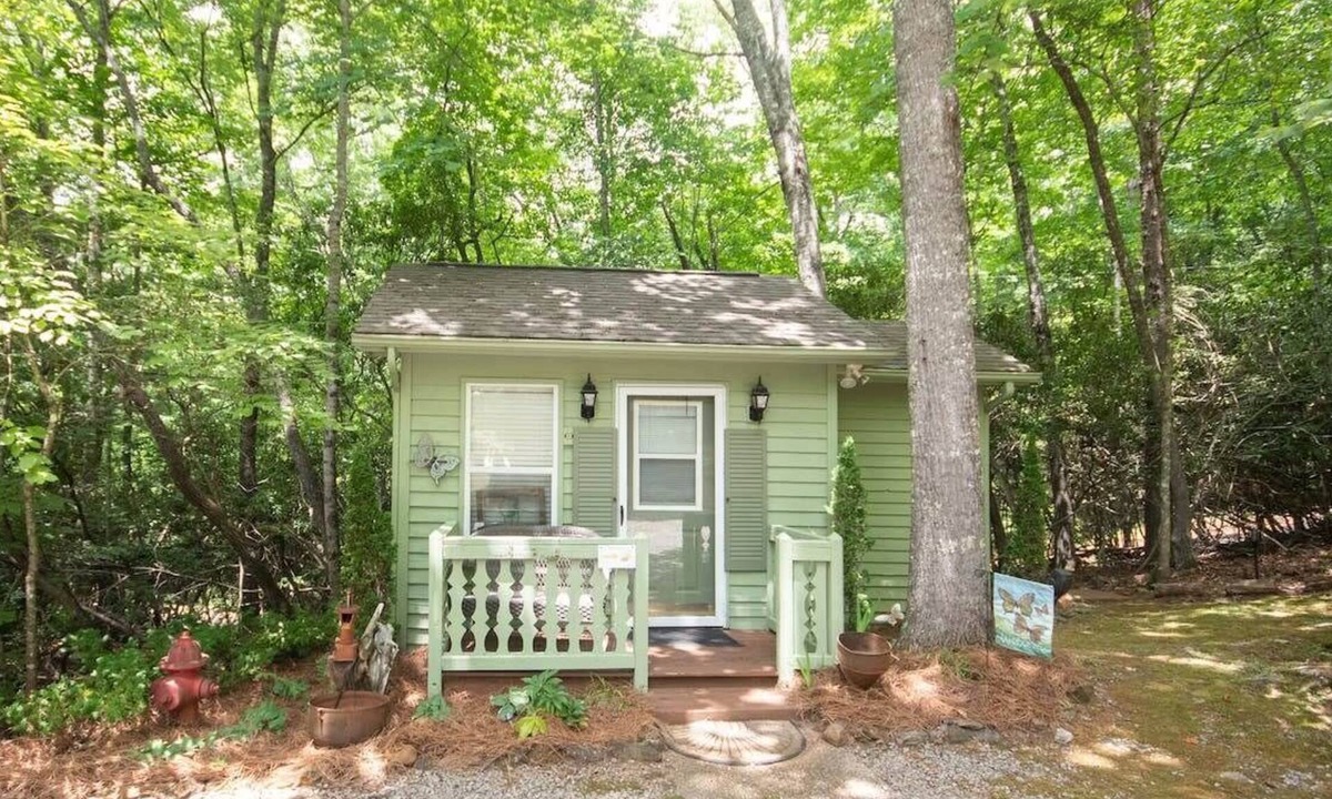Otto House | Charming Cottage Getaway with Hot Tub & Fire Pit