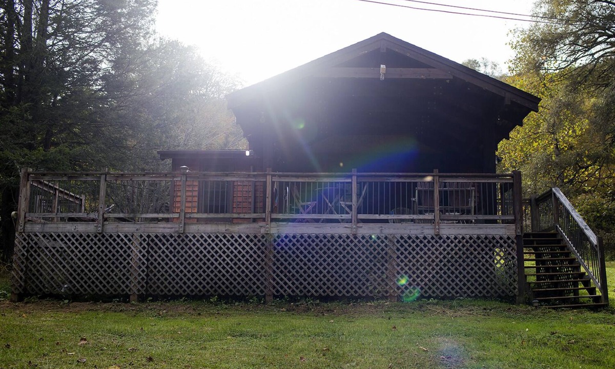 Frank Cabin | Charming Creekside 1940s Cottage, Kid/Dog Friendly