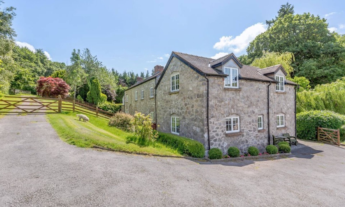 Ruthin Apartment | Charming Distyll Home in Ruthin