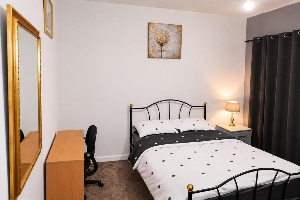 Wolverhampton House | Charming Double Room with TV & Workspace