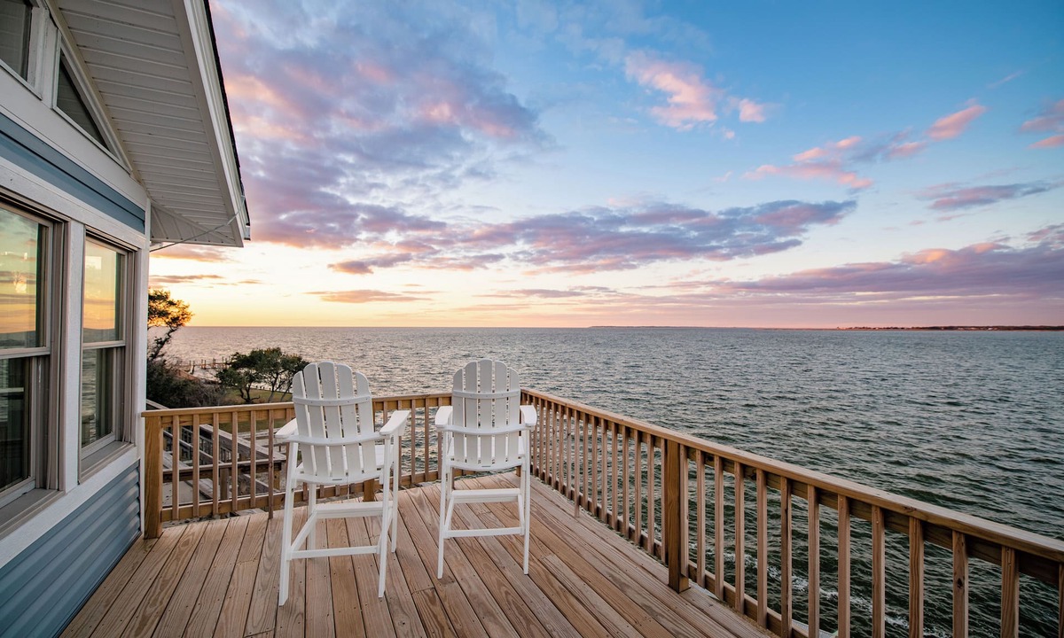 Colington Harbour Cottage | Charming Home with Stunning Views !