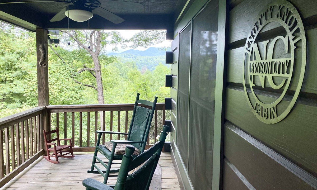 Bryson City Cabin | CHARMING LOG CABIN.Views.Secluded.Hot Tub.Game Room.Fire Pit.Close to Town