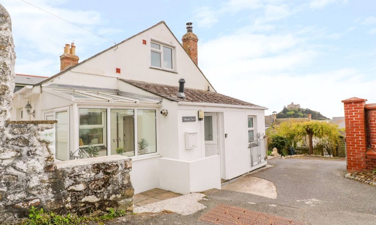 Marazion House | Charming Mount View Cottage Retreat