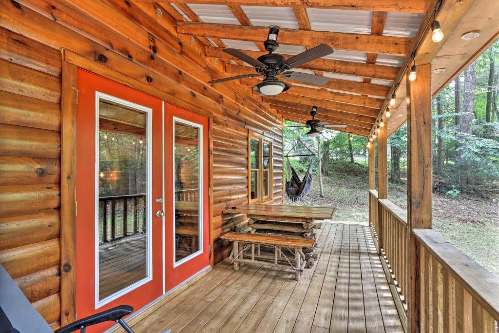 Murphy House | Charming Murphy Cabin with Porch - Near Hiking!