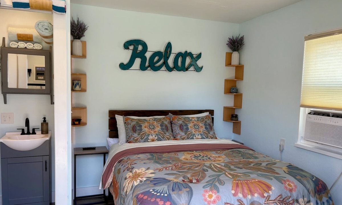 Rodanthe Apartment | Charming pet friendly studio 350 feet away from the Rodanthe Pier and the beach.
