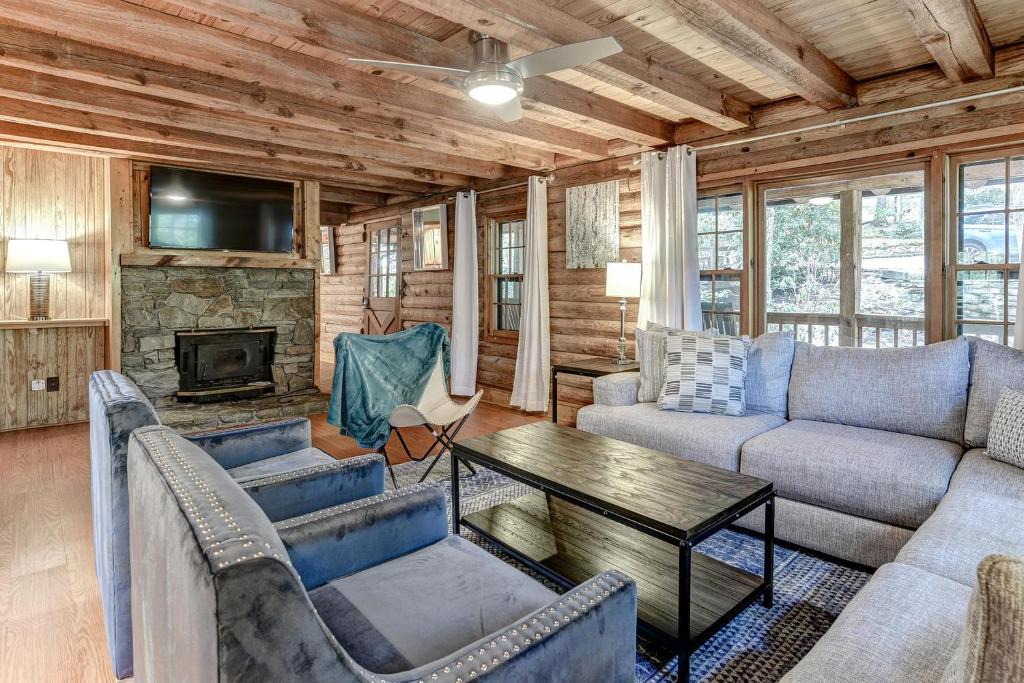 Royal Pines House | Charming Renovated Cabin with Fireplace