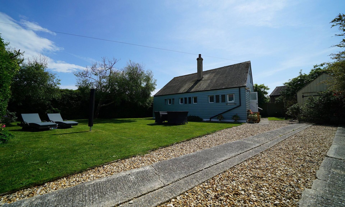 Selsey House | Charming Seaside Home, Full of Character (Old railway carriages) Pet Friendly,