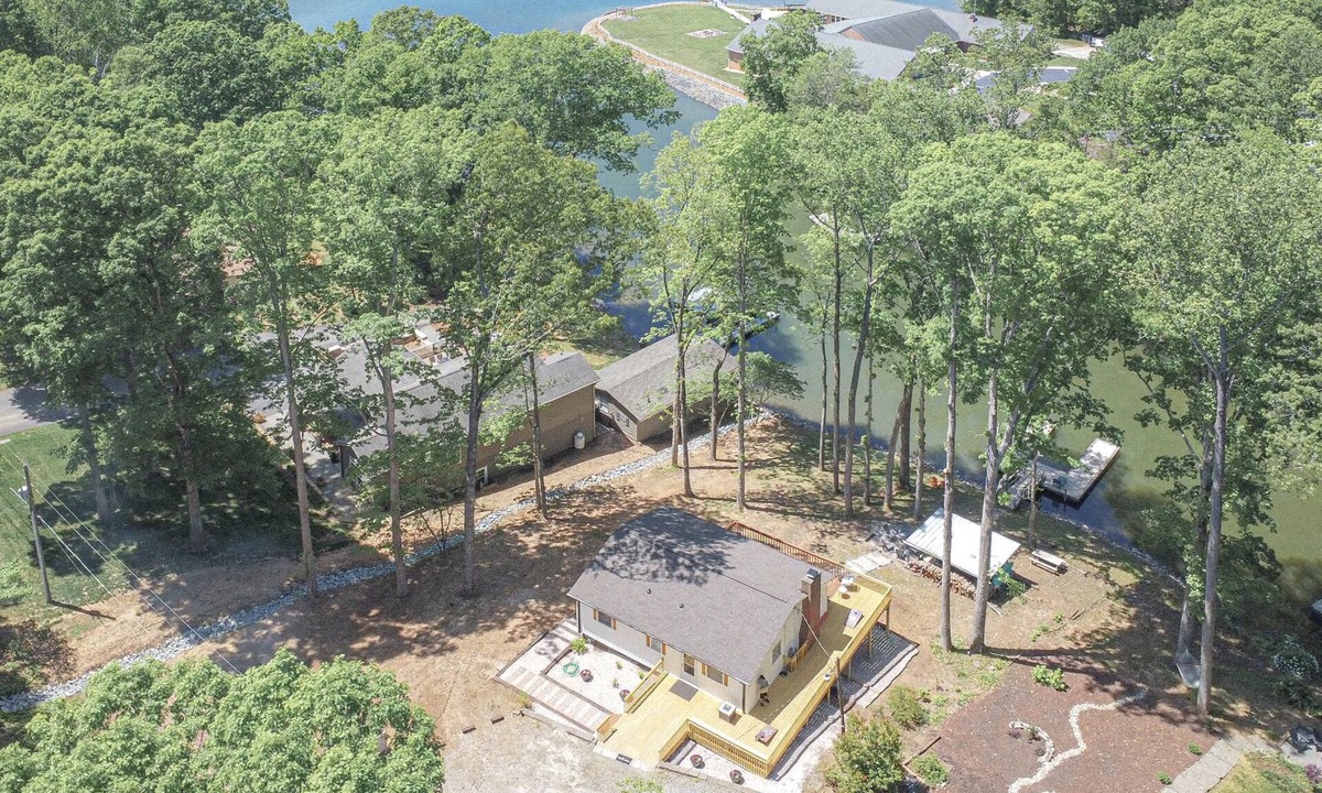 Sherrills Ford Cottage | Charming Lake Front Home - Pet Friendly