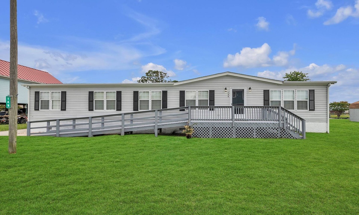 Grandy House | Charming waterfront 3-bedroom house