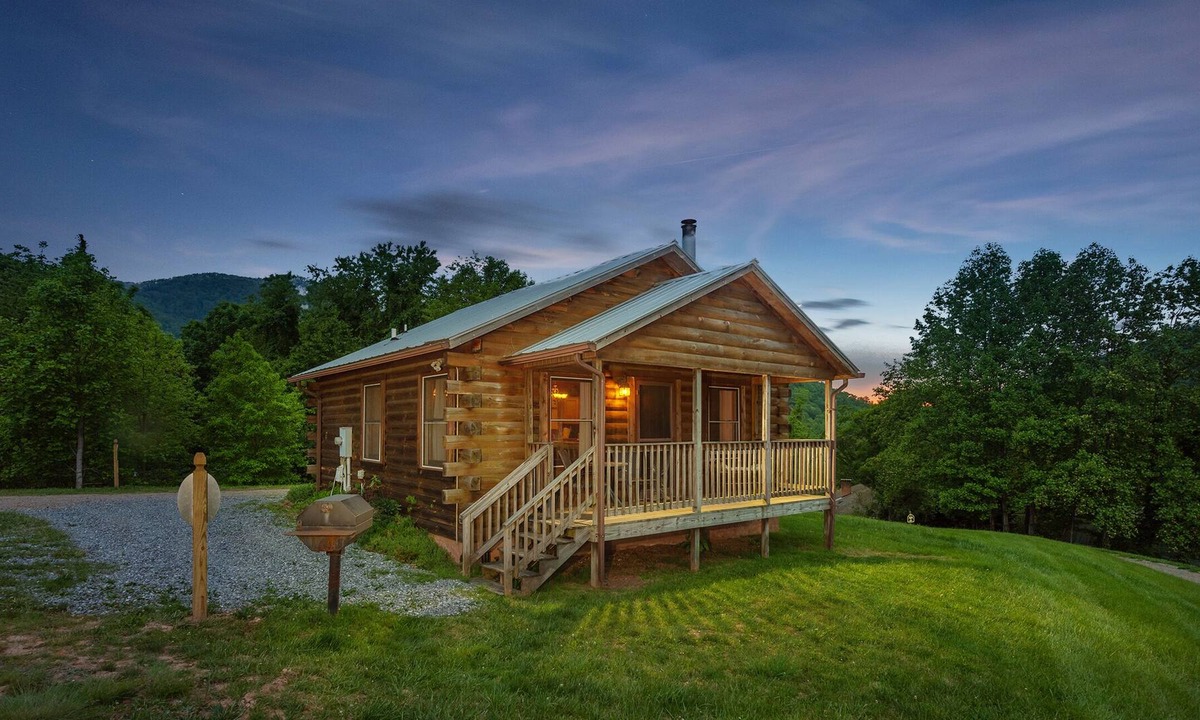 Candler Cabin | 🍃 Cherokee Log Cabin w/ Stunning Mountain Views