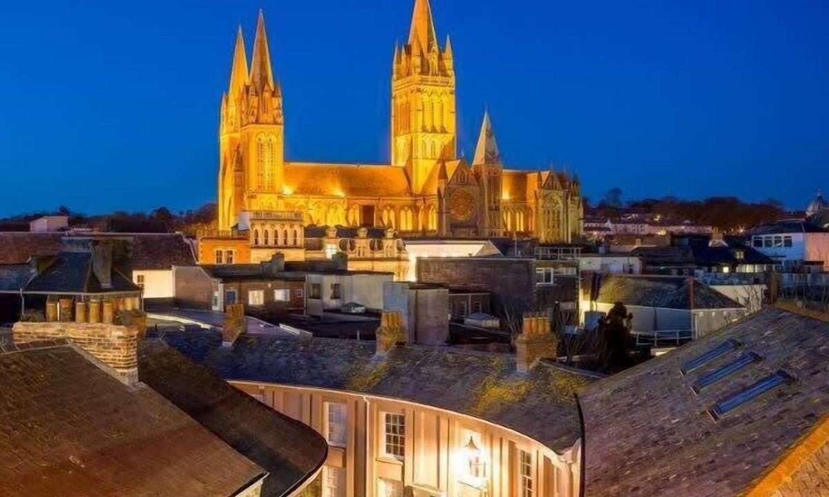 Mount Hawke House | Chi a Gres - Hot Tub Packages Available