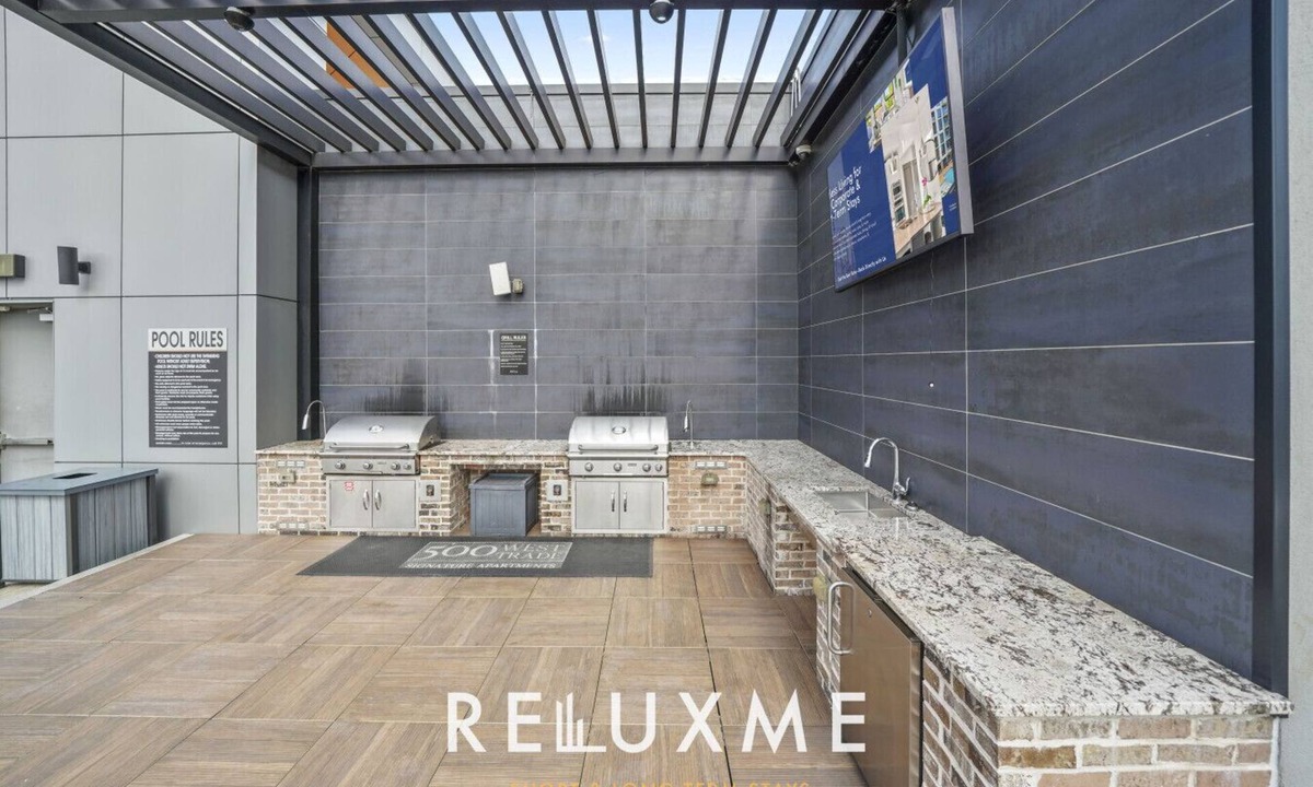 Charlotte Center City Condo | Chic 2BR High-Rise Hot Tub, Gym, & Rooftop Views🌆