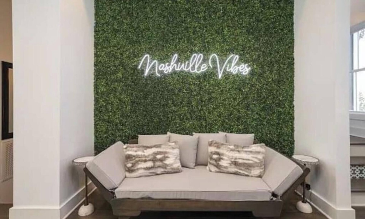 East Hill House | Chic 3B/3 Miles to Broadway/Free Parking Includednn