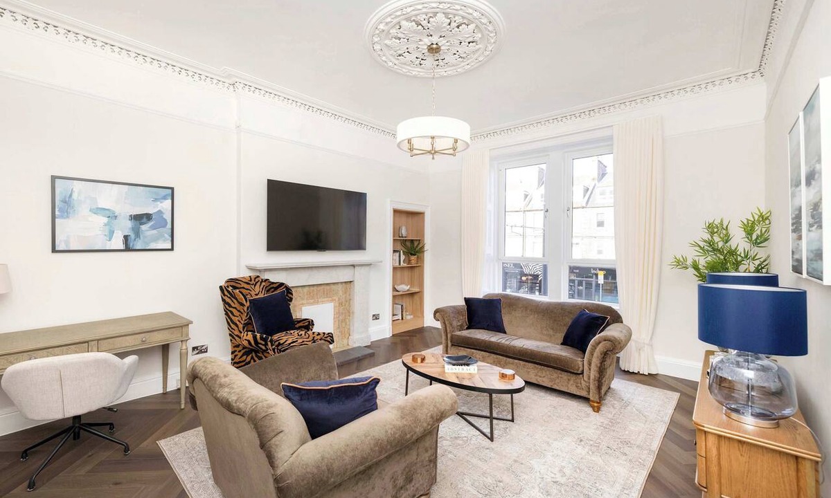 Leith Apartment | Chic 3BR Apartment on Leith Walk