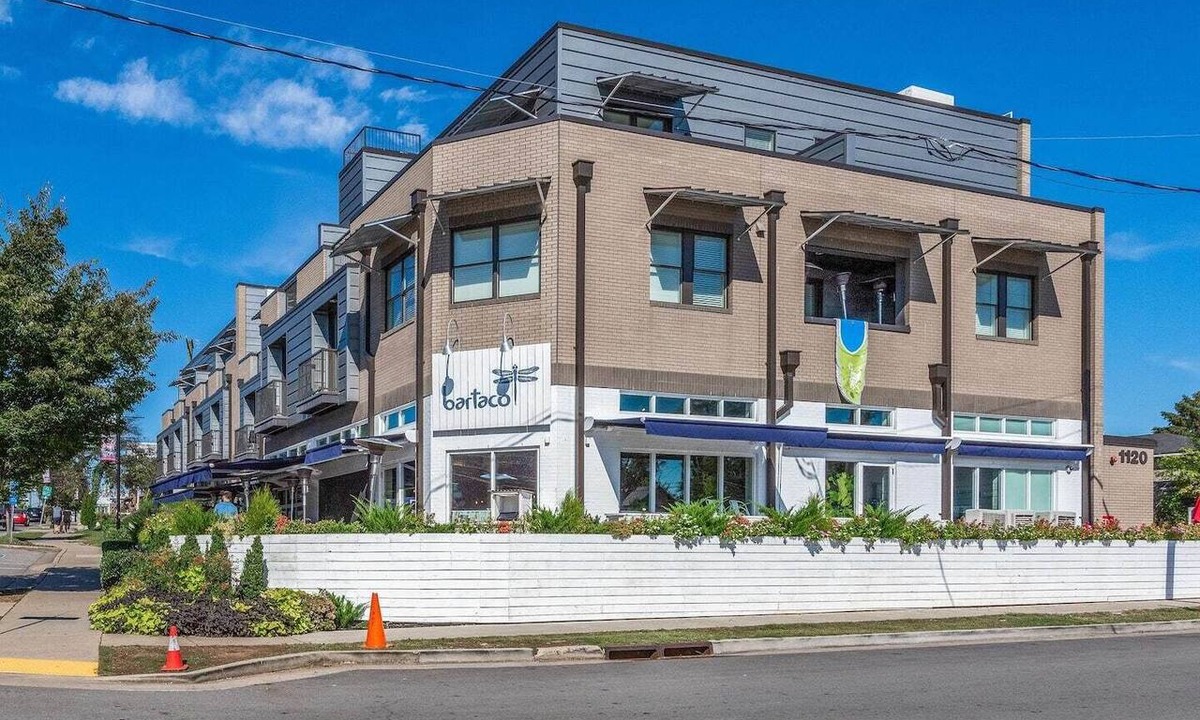 12 South Apartment | Chic Boutique Condo in Nashvilles coveted 12 South Neighborhood Coffee Shops, Restaurants, Bars and Boutiques, just steps away. Featuring a King bed plush linens , bath products and a balcony with free parking!