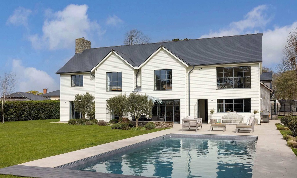 Chichester House | Chic Harbour Retreat for 10 with Pool