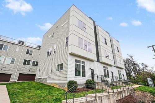 Nashville House | Chic Townhome x3 w Rooftop Views Near Broadway