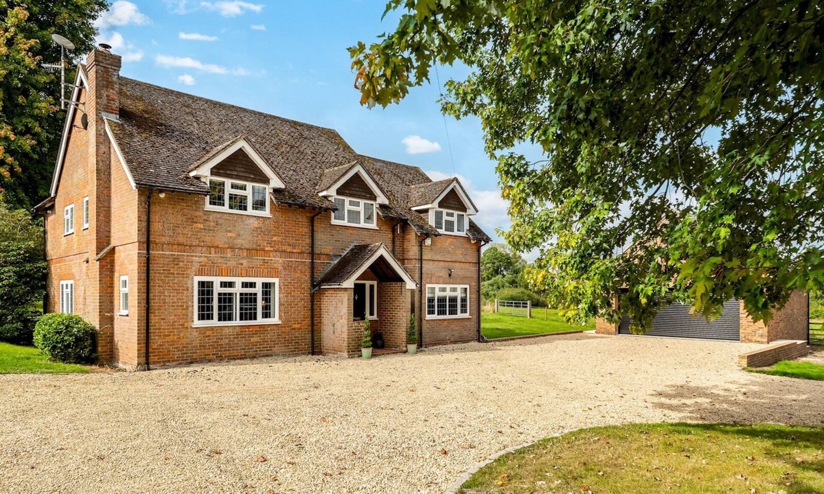 Princes Risborough House | Chilterns Countryside Hideaway with Hot Tub - Pass the Keys