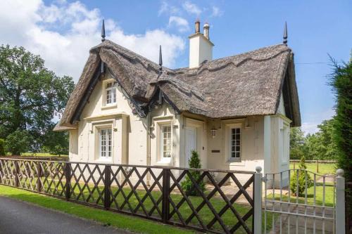 Hemingford Abbots House | Chocolate Box Thatched Lodge by the Lake