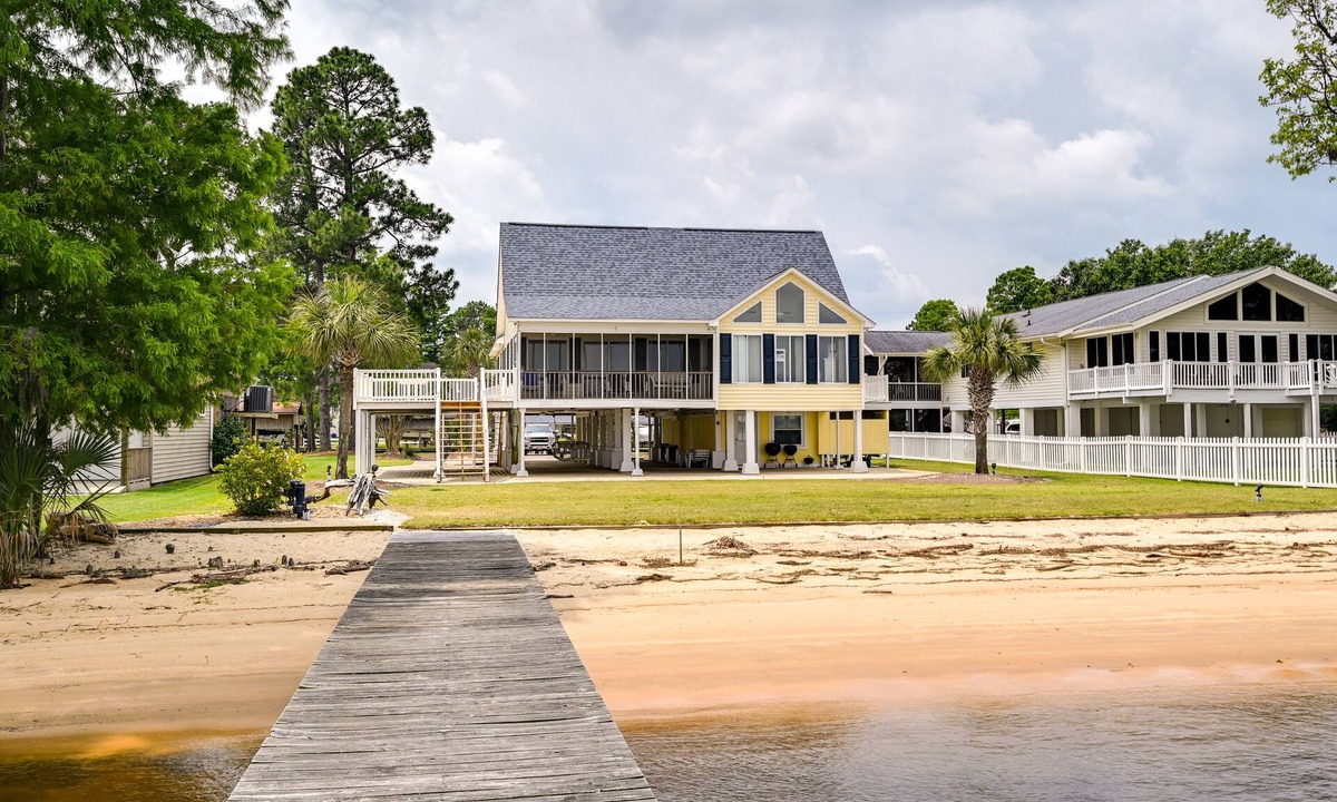 Chocowinity House | Chocowinity Waterfront Getaway w/Boat Dock!
