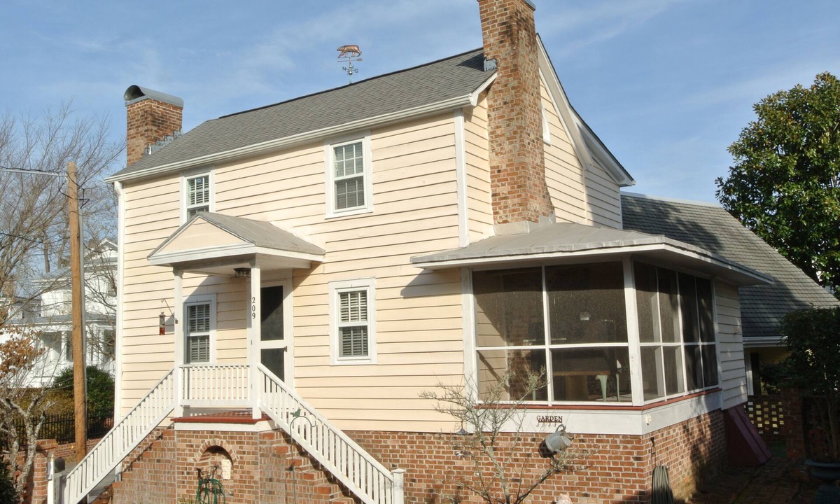 New Bern House | Circa 1810 Home - Downtown New Bern Historic District - 2 BRs with King Beds