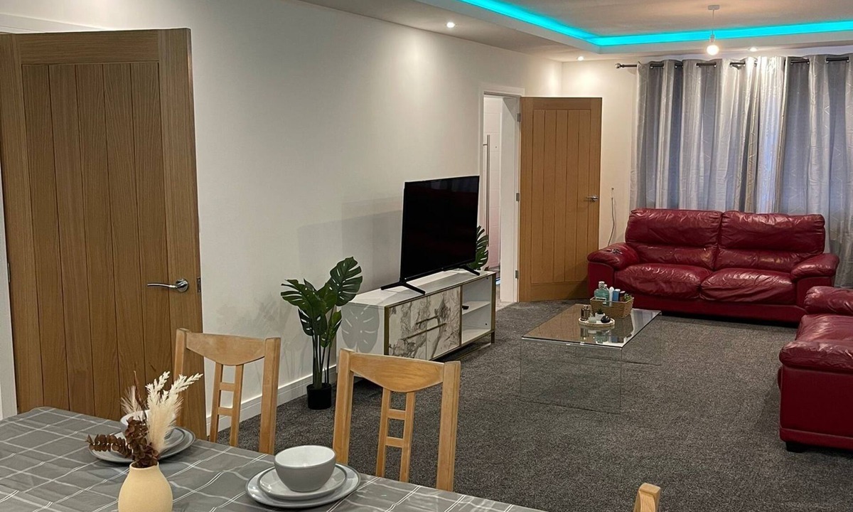 Tunstall House | Citrine Suite - Sleeps 8 With Parking