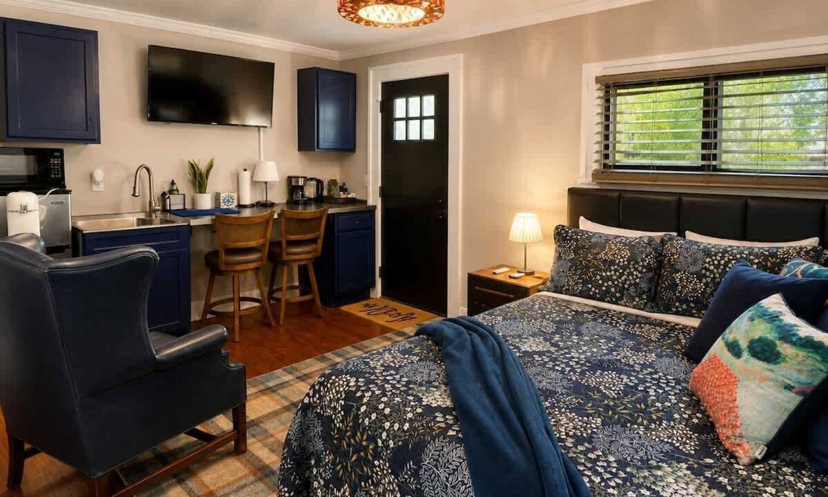 Montgomery House | Civil Rights Trail Suite - Near Historic Sites