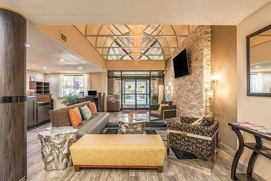 Cornelius Hotel | Clarion Inn & Suites