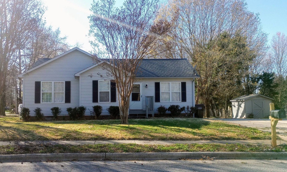 High Point House | Clean Comfy Cottage - Near Downtown High Point Furniture Market, Hospitals & HPU