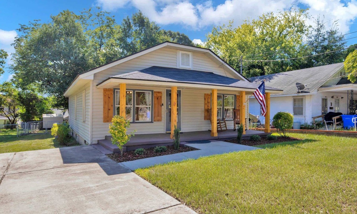 Terry Sanford House | Close to Downtown & Fort Bragg- The Precious Pearl