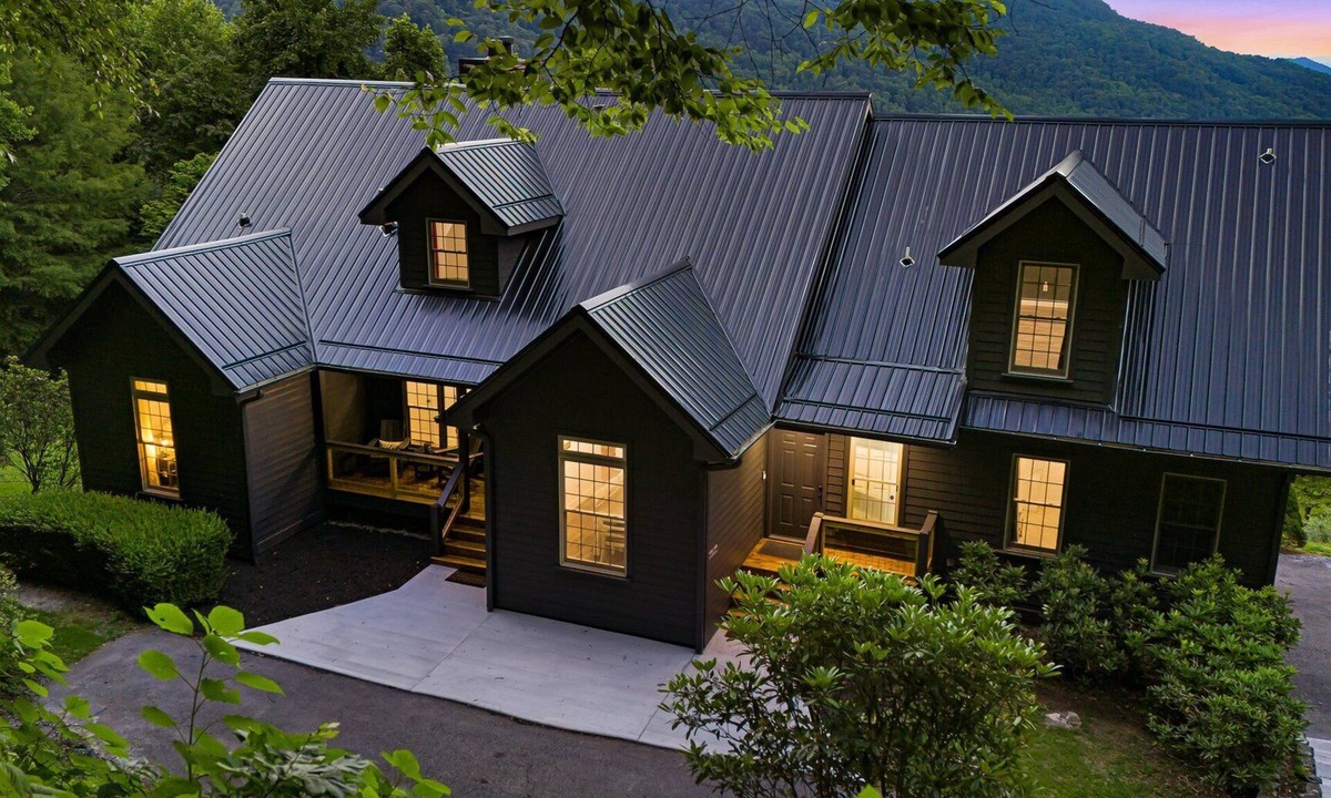 Leicester House | Cloud Nine | Private 40-Acre Mountaintop w/Hot Tub, Theater & Biltmore Pass
