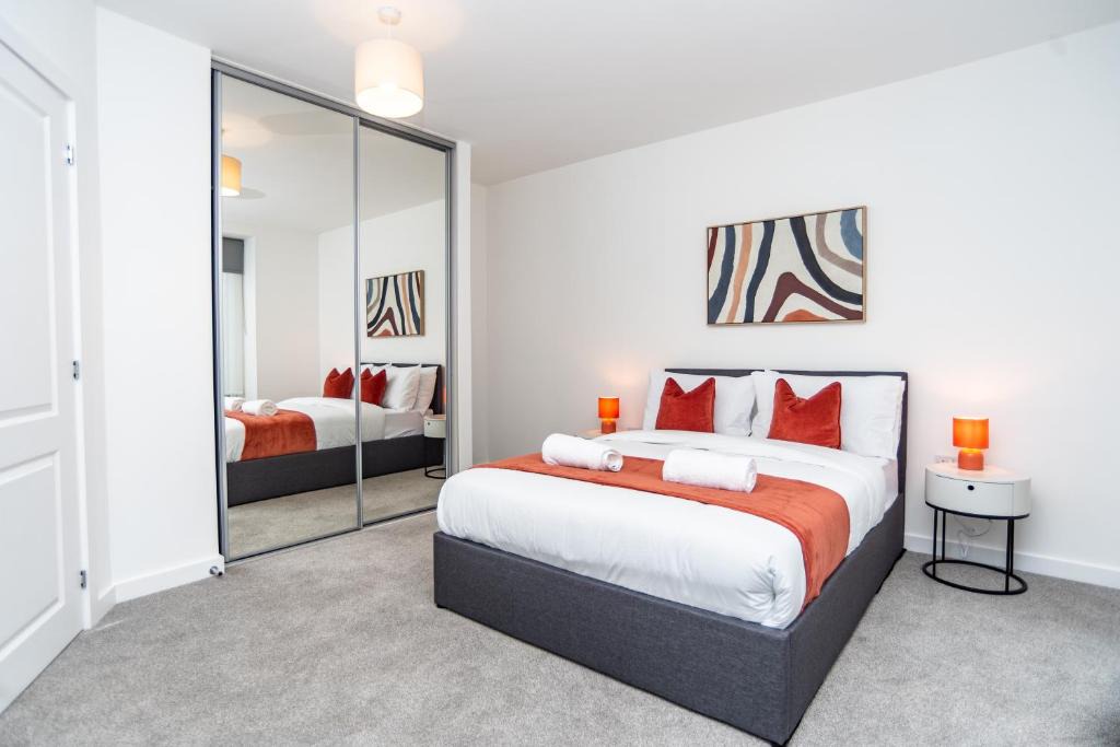 Birmingham Apartment | Co-Working Space, Gym Access & Free Parking
