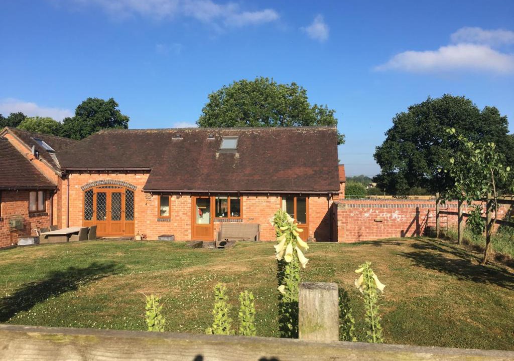 Alcester House | Coach House at Oaks Barn Farm Alcester with optional hire Salt water hot tub