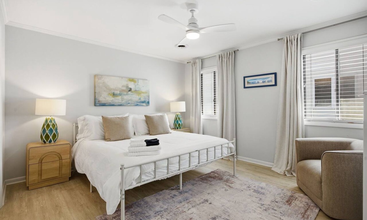 Wrightsville Beach Apartment | Coastal 4BR/4BA coastal duplex featuring king and queen ensuite bedrooms, a fully stocked kitchen, fenced pet-friendly yard, outdoor shower, beach gear, Smart TVs, WiFi, and parking for up to 6+ vehicles.