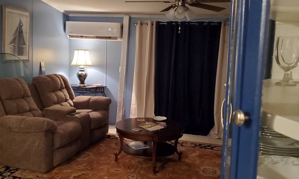 Davis House | Coastal Community Getaway: Blue Fin Escape