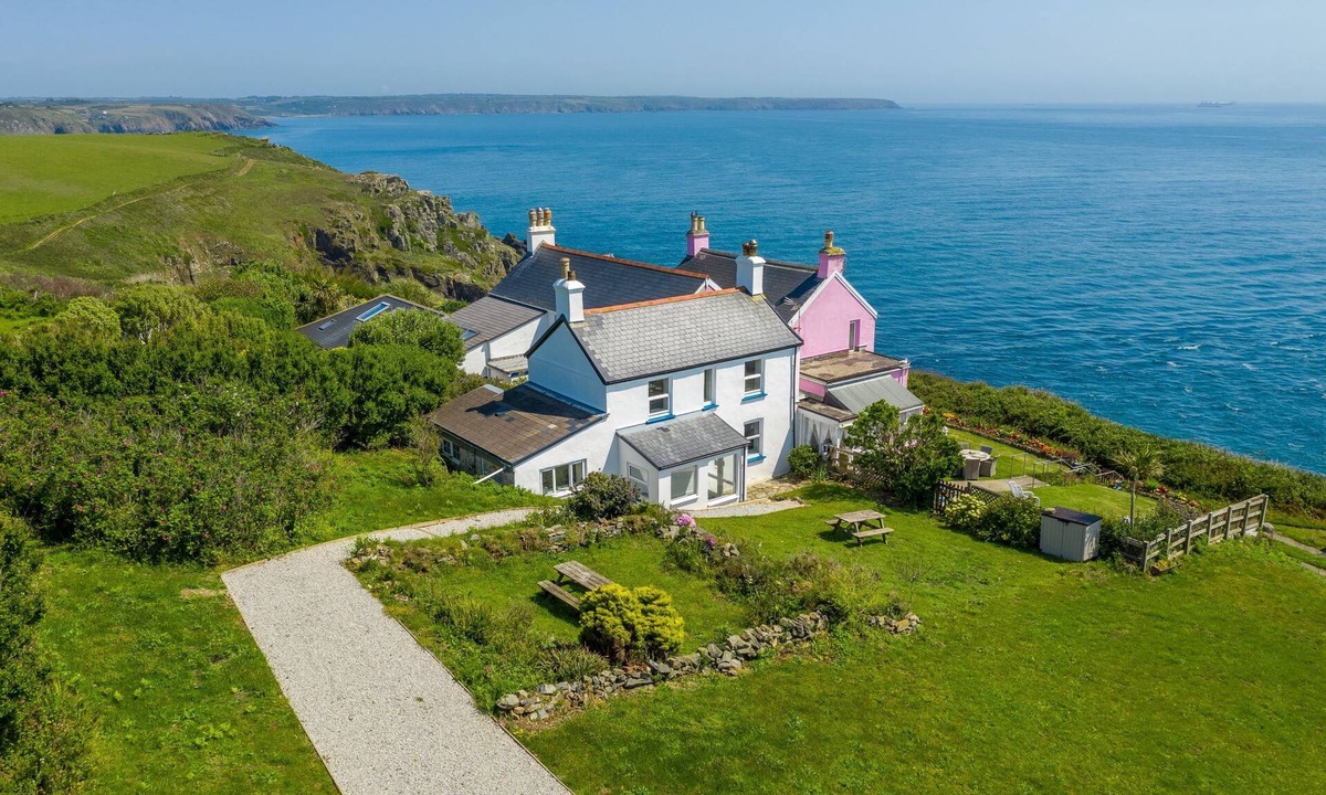 Landewednack Cottage | Coastal cottage - sea views on coast path, amazing local beaches, The Lizard