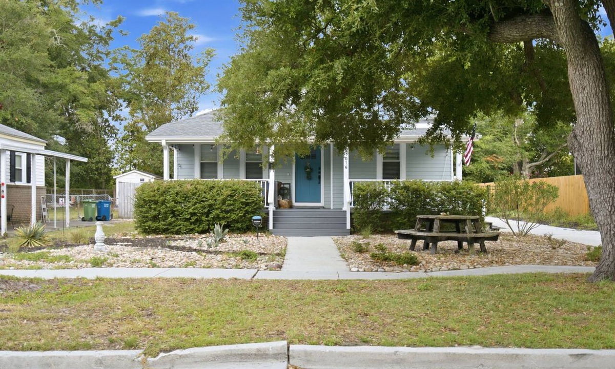 Wilmington Cottage | Coastal Wilmington Retreat near Cargo District, Riverwalk, Beaches, UNCW & CFCC