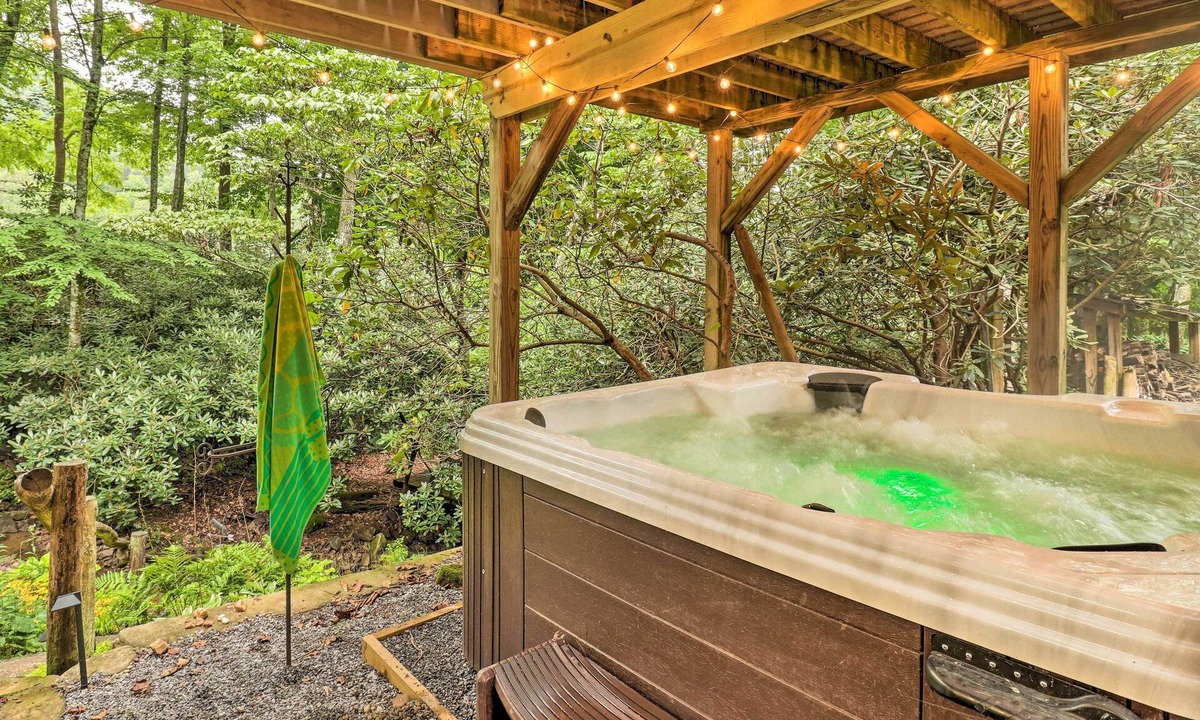 Canton Cabin | 'Cold Mountain Reflections' Cabin w/Game Room!