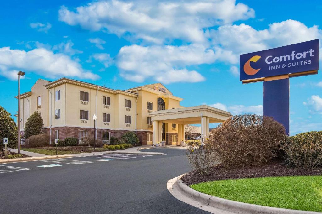 Brevard Hotel | Comfort Inn & Suites Brevard North