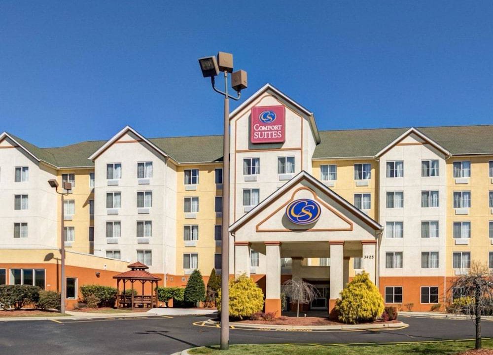 Paw Creek Hotel | Comfort Suites Airport