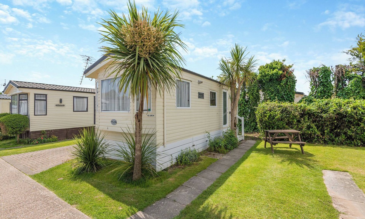 Westmarsh House | Comfortable 10ft wide caravan with one double and one twin.