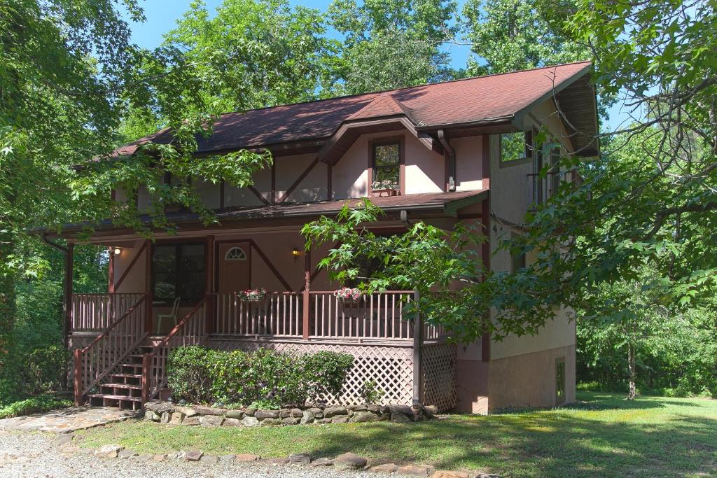 Columbus House | Comfortable 4-Bed Chalet Near Tiec, Pets Welcome