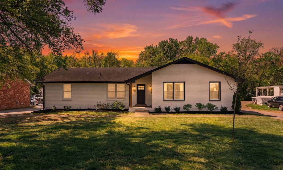 Murfreesboro House | Comfortable Cozy White Brick Stay New by MTSU & DownTown Square Murfreesboro