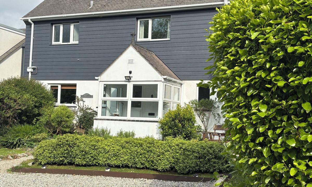 Padstow House | Comfortable Pet Friendly Home in quiet location close to beaches & amenities