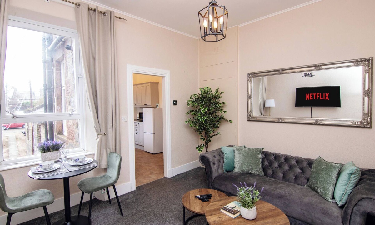 Aberdeen West End Apartment | Comfortable West End Flat with Parking Easy Access