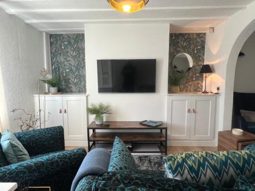 Standish House | Comfy and Connected Standish Home - Two Mins from M6 Jct-27