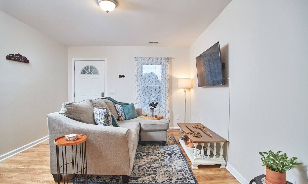 Apex House | Comfy Peaceful Cottage in Historic Downtown Apex!