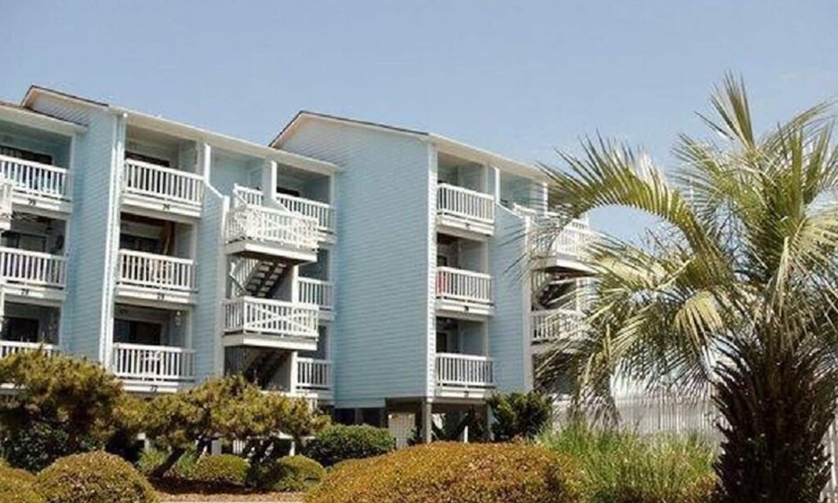North Carolina Coast Condo | Comfy, Tasteful North End Condo With Ocean View & Pool