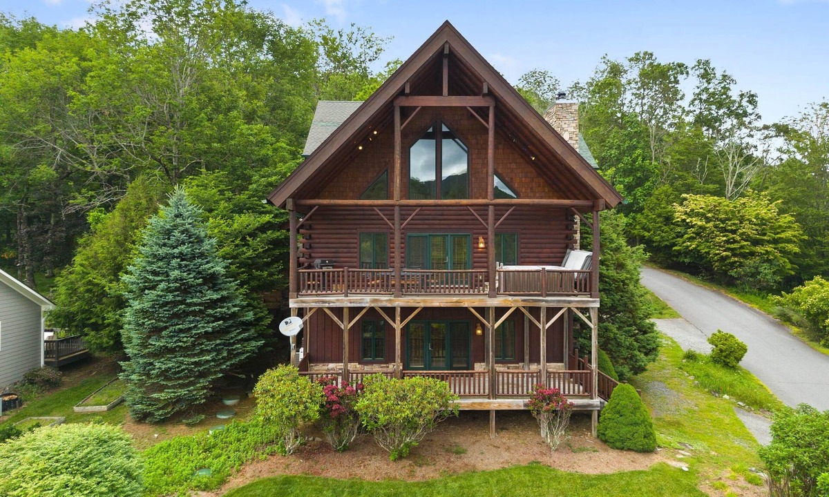 Seven Devils Cabin | Comptime - located in Seven Devils, Hot Tub, Pool Table, great views!